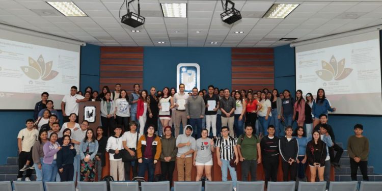 SEFIPLAN destaca transparencia en el uso de recursos en plática con estudiantes