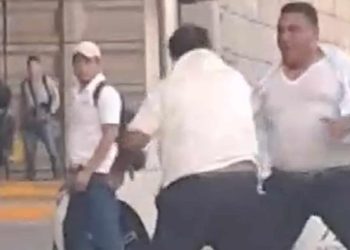 Altercado entre choferes de taxi termina en pelea en pleno cruce de Ruiz Cortines y Mina