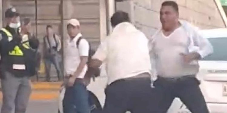 Altercado entre choferes de taxi termina en pelea en pleno cruce de Ruiz Cortines y Mina