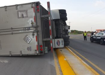 Tráiler cargado de pollos vuelca en retorno de Villahermosa-Macuspana