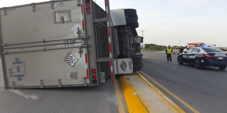 Tráiler cargado de pollos vuelca en retorno de Villahermosa-Macuspana