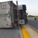Tráiler cargado de pollos vuelca en retorno de Villahermosa-Macuspana