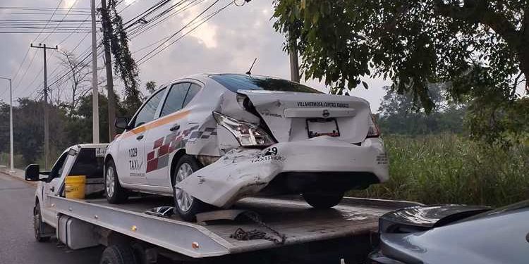 Cinco vehículos involucrados en carambola en el cruce de Ruiz Cortines