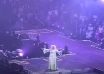 Tremendo susto que se llevó Laura León tras a punto de caer en el escenario