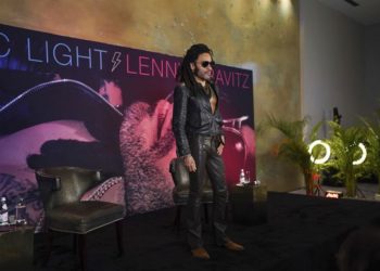 Lenny Kravitz presenta su próximo álbum ‘Blue Eléctric Light’ durante su visita en México