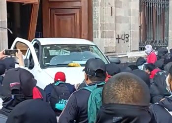 Normalistas de Ayotzinapa derriban puerta, intentando entrar al Palacio Nacional durante la mañanera