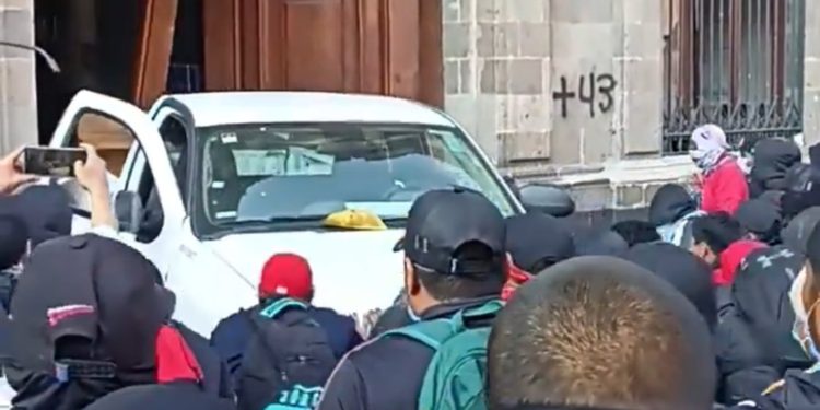 Normalistas de Ayotzinapa derriban puerta, intentando entrar al Palacio Nacional durante la mañanera
