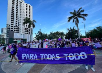 Miles de mujeres marchan por el Día Internacional de la mujer en Cancún