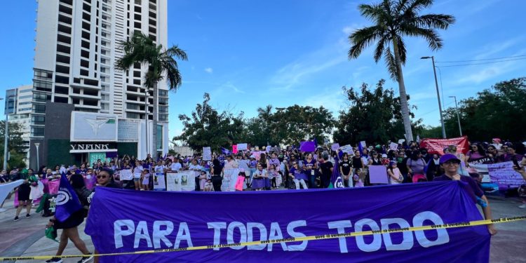 Miles de mujeres marchan por el Día Internacional de la mujer en Cancún