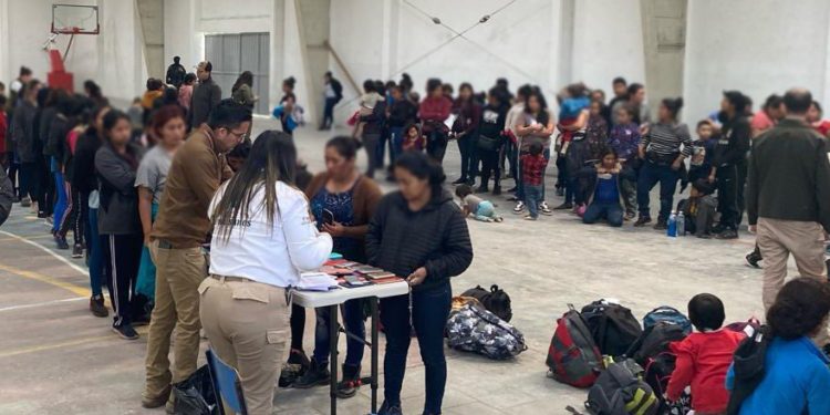 INM rescata a 226 migrantes dentro de un trailer en Coahuila