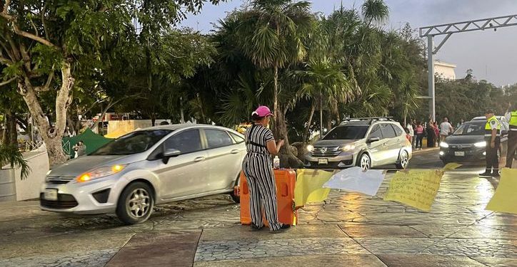 Vendedora ambulante cierra el paso en Av Tulum para exigir reinstalación de su puesto