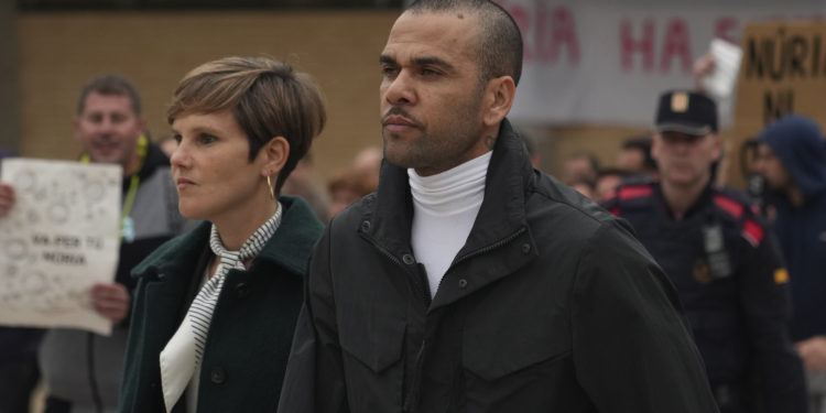 Dani Alves paga fianza de un millón de Euros y sale de prision