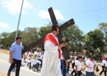 Fieles católicos celebran el viernes santo