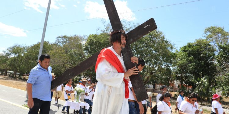 Fieles católicos celebran el viernes santo