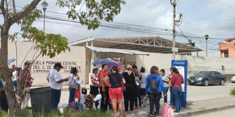 Problema de energía eléctrica afecta escuela primaria en Fraccionamiento Olmeca durante años