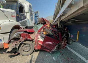 Tráiler provoca accidente y destroza vehículo en la vía Cárdenas-Villahermosa