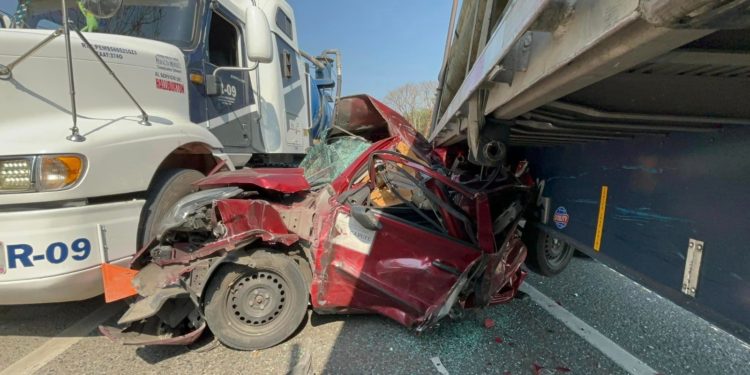 Tráiler provoca accidente y destroza vehículo en la vía Cárdenas-Villahermosa