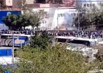 Normalistas de Ayotzinapa atacan las instalaciones de la FGE en Guerrero