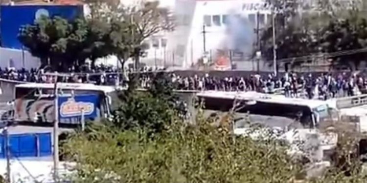 Normalistas de Ayotzinapa atacan las instalaciones de la FGE en Guerrero