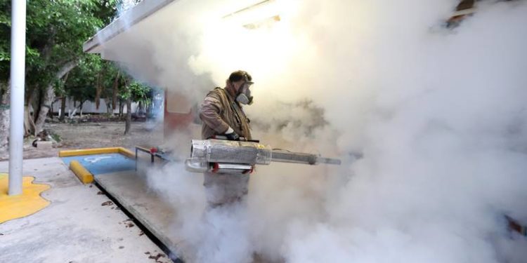 Salud descarta fumigación aérea contra el dengue a pesar de cifras históricas de casos
