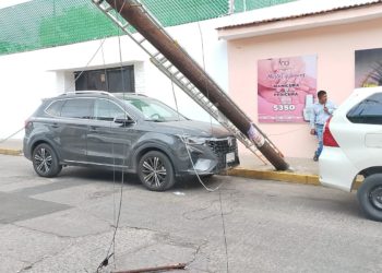 Accidente en Atasta: Trabajador herido tras colapso de poste