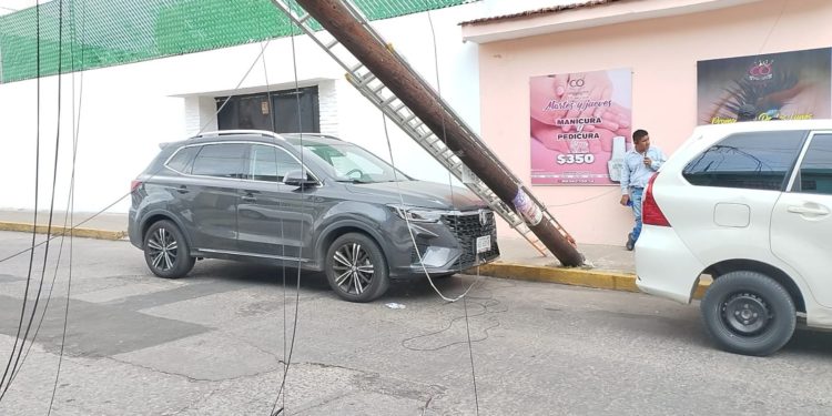 Accidente en Atasta: Trabajador herido tras colapso de poste