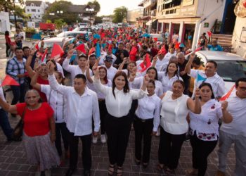 Fernanda Alvear va con Fuerza y Corazón por Puerto Morelos