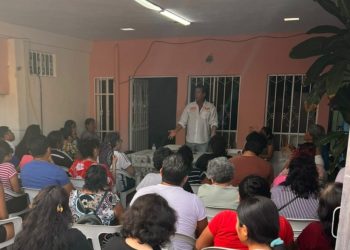 Constata Roberto Palazuelos denuncias de vecinos de las regiones de Cancún