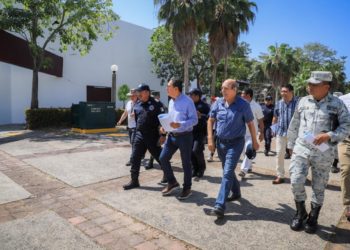 Comité de Feria y autoridades supervisan área de monitoreo de cámaras en el Parque Tabasco