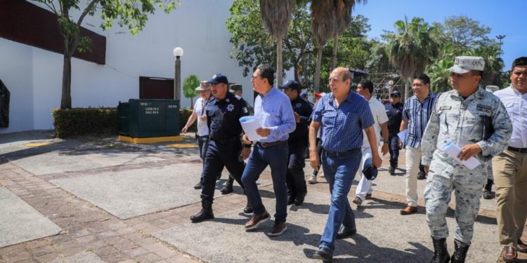 Comité de Feria y autoridades supervisan área de monitoreo de cámaras en el Parque Tabasco