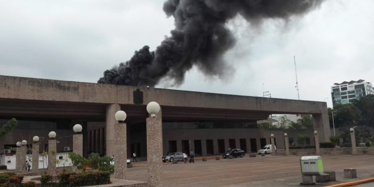 Vocero del Gobierno niega quema de documentos en incendio administrativo