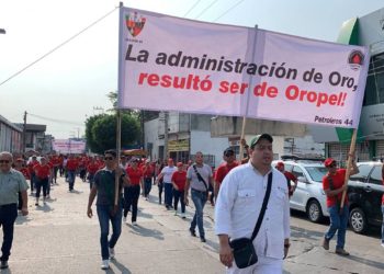 Petroleros de Sección 44 marchan en protesta por malos servicios de salud