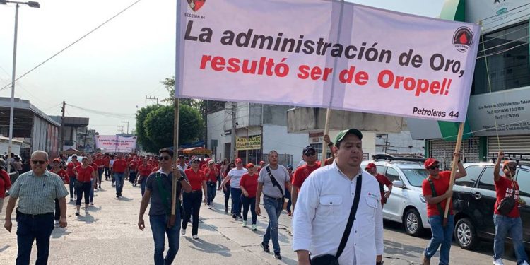Petroleros de Sección 44 marchan en protesta por malos servicios de salud
