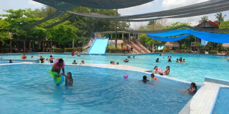 Alta afluencia de visitantes en Balneario ‘Los Delfines’ durante el Sábado de Gloria