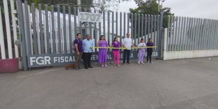 Protesta de Xochilovers: Clausura simbólica de delegación de FGR en Tabasco por falta de justicia a mujeres