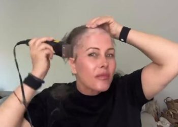 Nicole Eggert comparte un emotivo video afeitandose la cabeza