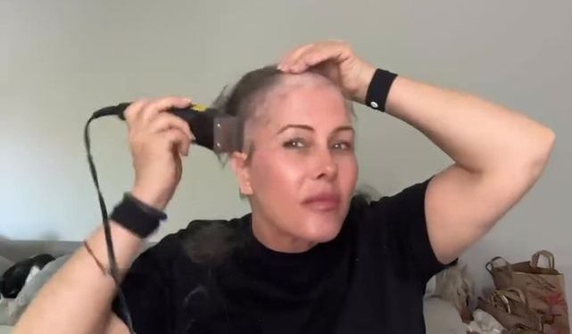 Nicole Eggert comparte un emotivo video afeitandose la cabeza