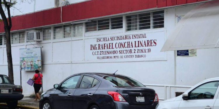 Maestros de la Escuela ‘Rafael Concha Linares’ protestan en Villahermosa