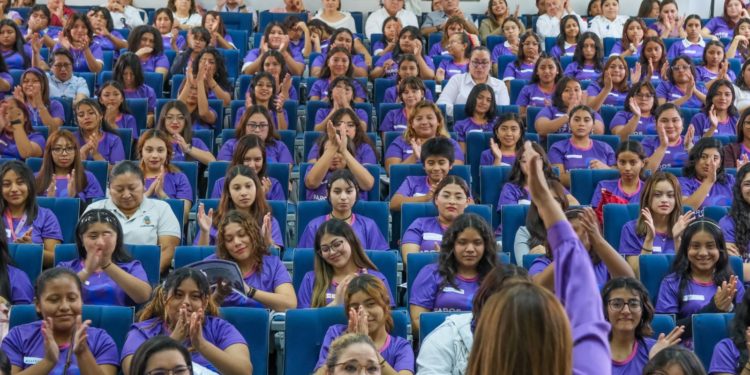 Rinden protesta Redes de Mujeres Jóvenes “Faros de Luz”