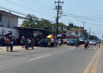 Padres cierran avenida en Indeco por obra eléctrica inconclusa en primaria