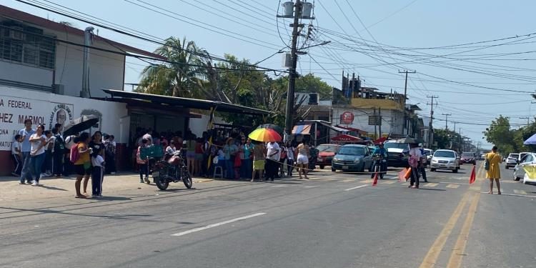 Padres cierran avenida en Indeco por obra eléctrica inconclusa en primaria
