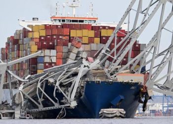 Barco se estrella contra el puente Francis Scott Key dejando al menos siete personas desaparecidas