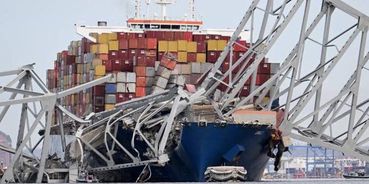 Barco se estrella contra el puente Francis Scott Key dejando al menos siete personas desaparecidas