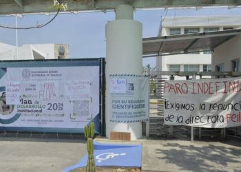 Alumnos de DACSyH toman acceso peatonal en protesta pacífica