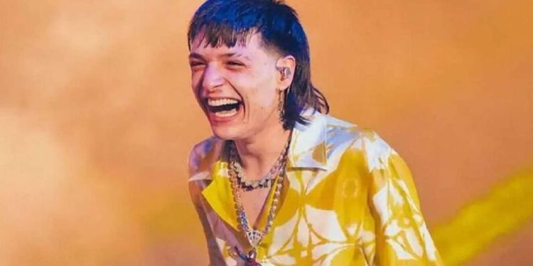 Exhiben a Peso Pluma de no pagar en un dispensario de marihuana