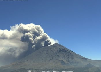 Volcán Popocatépetl presenta exhalación de vapor y suspende operaciones en el Aeropuerto Internacional Hermanos Serdán