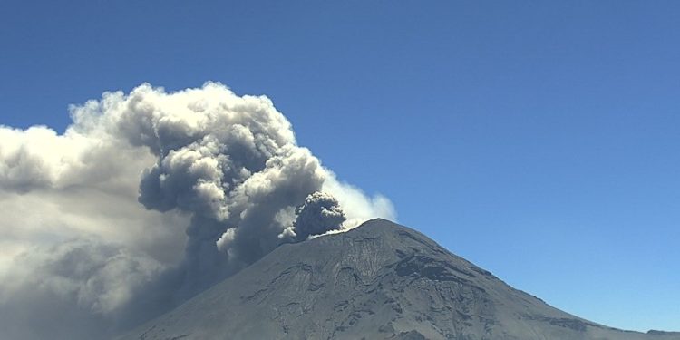 Volcán Popocatépetl presenta exhalación de vapor y suspende operaciones en el Aeropuerto Internacional Hermanos Serdán