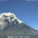 Volcán Popocatépetl presenta exhalación de vapor y suspende operaciones en el Aeropuerto Internacional Hermanos Serdán