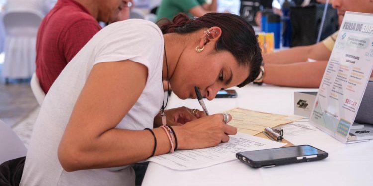 Realizan feria Empléate Mujer en Cancún