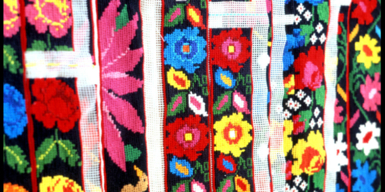 Proponen declarar las tiras bordadas con punto de lomillo como patrimonio cultural de Tabasco